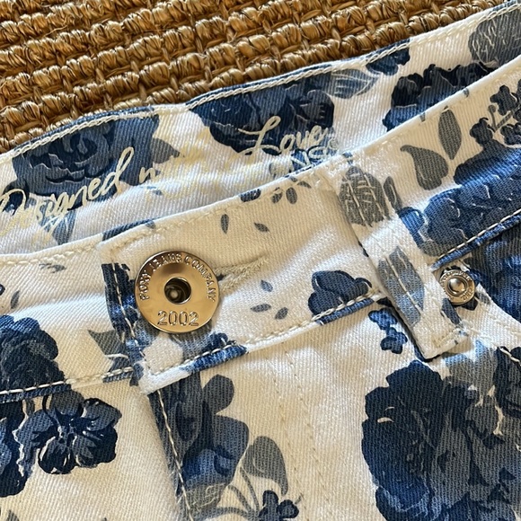 Blue and White Floral Print Denim Shorts Size 26 by Foxy Denim Jeans - Picture 2 of 5